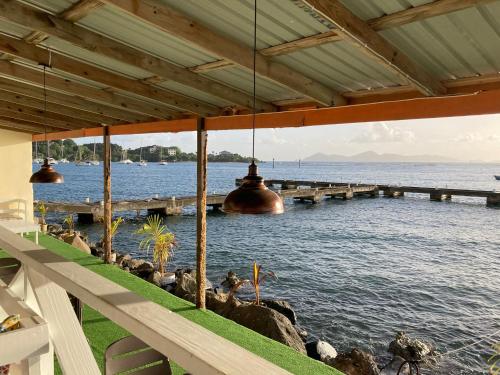 - une vue sur l'eau depuis un quai dans l'établissement Point Bay Resort, à Calliaqua