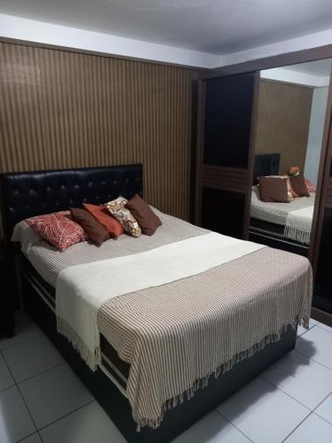 1 dormitorio con 2 camas y espejo en não disponível, en Río de Janeiro