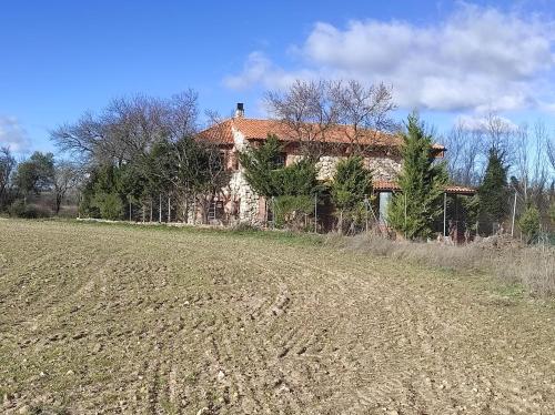 an old house in the middle of a field at La Huerta de Elisa in Villanueva de Duero