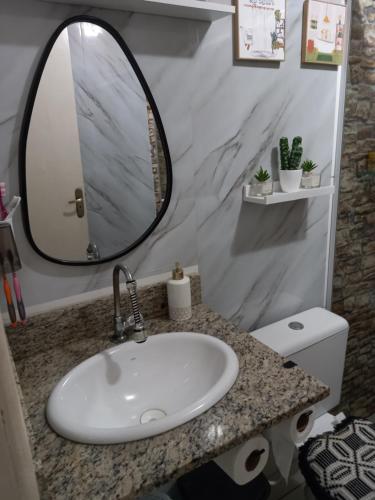 y baño con lavabo y espejo. en não disponível, en Río de Janeiro