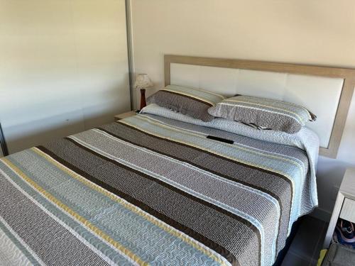 1 cama grande con 2 almohadas encima en View 3, en Punta del Este