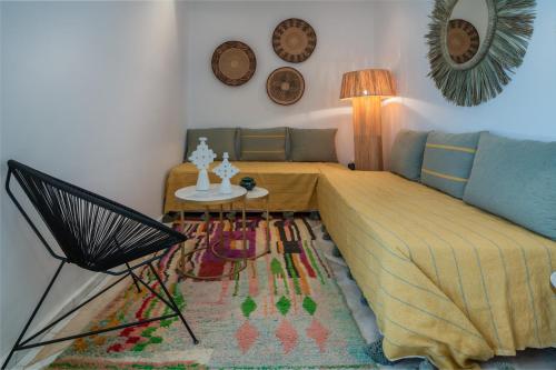 Sala de estar con cama y mesa en Riad Kasbah El Mamoune en Marrakech