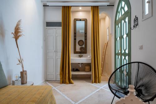 Riad Kasbah El Mamoune في مراكش: حمام مع حوض ومرآة