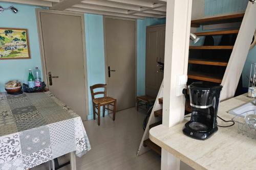 Cette chambre comprend une table et un mixeur. dans l'établissement Studio in a 19th century villa with parking, à Villers-sur-Mer