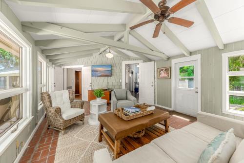 a living room with a couch and a ceiling fan at Old Colorado Inn in Stuart