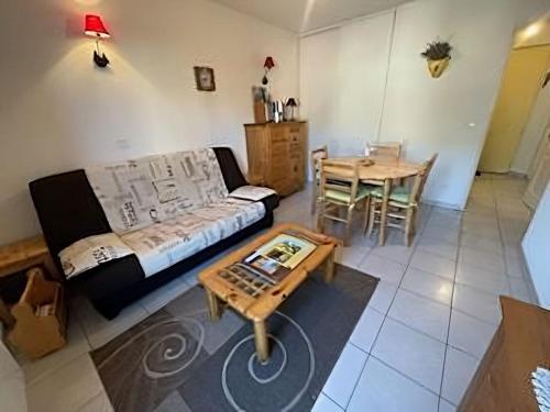 un salon avec un canapé et une table dans l'établissement Super appartement en résidence proche du centre, à Briançon