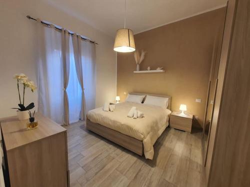 Un dormitorio con una cama con dos velas. en Old City Port House, en Civitavecchia