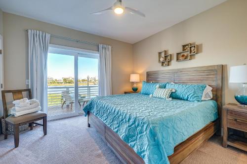 een slaapkamer met een bed en een balkon bij Lakefront Carolina Beach Townhome with 3 Balconies! in Carolina Beach