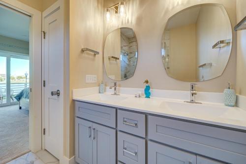 een badkamer met 2 wastafels en 2 spiegels bij Lakefront Carolina Beach Townhome with 3 Balconies! in Carolina Beach