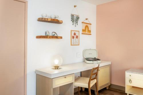 a home office with a desk and a chair at Cardiff By The Sea Lodge in Encinitas