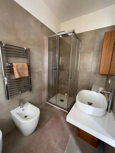 uma casa de banho com um lavatório, um WC e um chuveiro em MyVilla - Ivrea Corso M. d'Azeglio, 59 em Ivrea