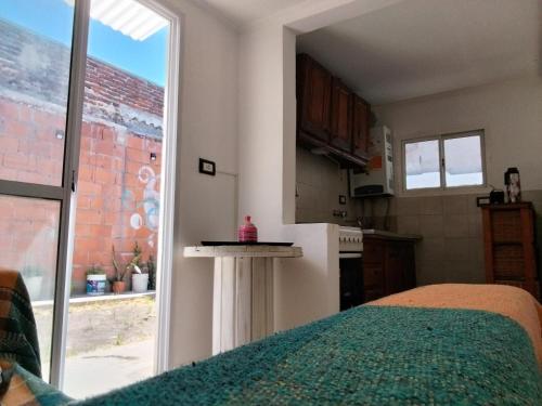 Zimmer mit einer Küche und einem großen Fenster in der Unterkunft La Casita de Hotei in Mar del Plata