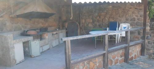 een buitenkeuken met een aanrecht en een fornuis bij Amanecer de Costa del Sol in Lago Rapel