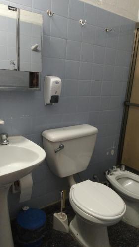 uma casa de banho com um WC branco e um lavatório. em CasaTribuno em Salta