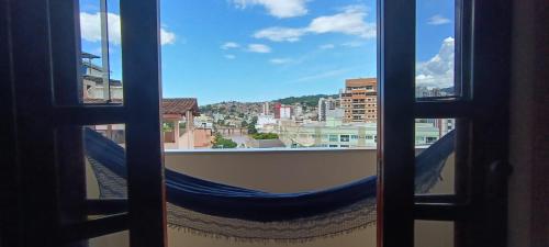 カショエイロ・ジ・イタペミリンにあるCAXU HOSTELの窓からハンモックの景色を望めます。