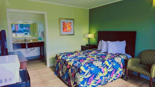 une chambre d'hôtel avec un lit et une chaise dans l'établissement Astoria Hotel North, à Danville