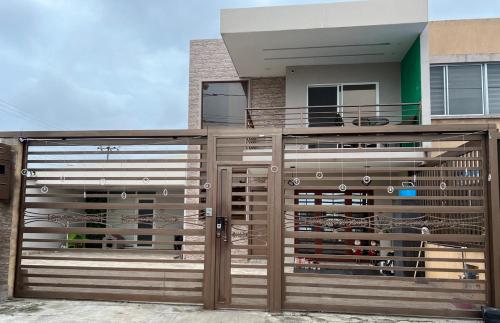 une maison avec une porte en bois et un balcon dans l'établissement Departamento en urbanización privada, à Machala