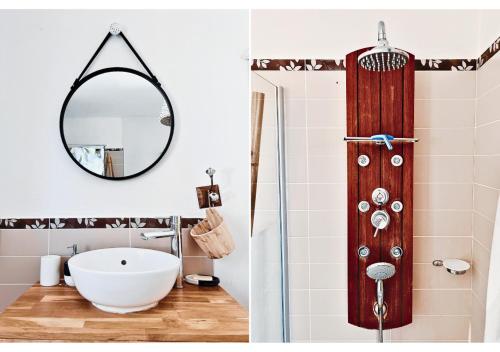 ein Bad mit einem Waschbecken und einem Spiegel in der Unterkunft Villa Landaise - Piscine in Sanguinet