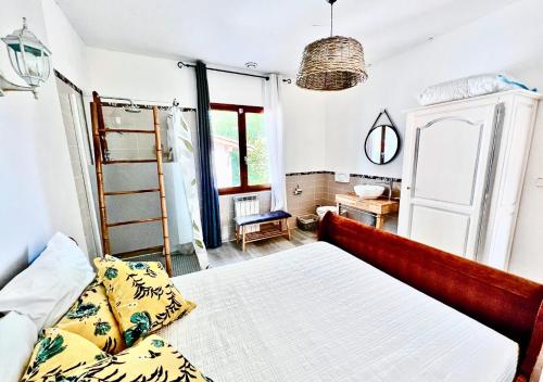 a bedroom with a bed with yellow pillows at Villa Landaise - Piscine in Sanguinet