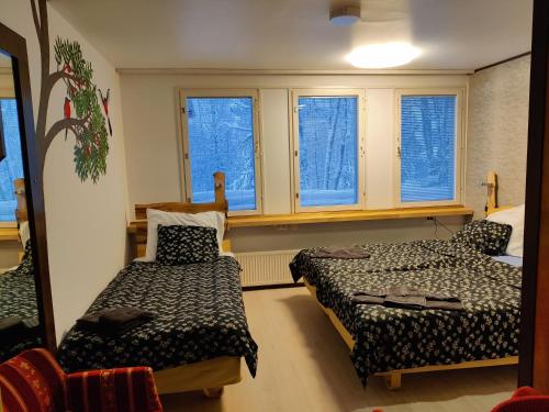 een slaapkamer met 2 bedden en een spiegel bij Jaala Hotel in Kouvola