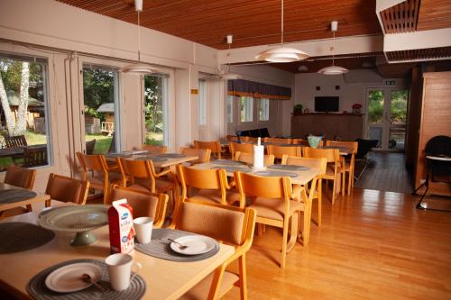 uma sala de jantar com mesas e cadeiras em Jaala Hotel em Kouvola