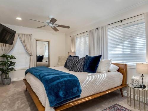 een slaapkamer met een bed met een blauwe deken erop bij East Bench Bungalow in Ogden