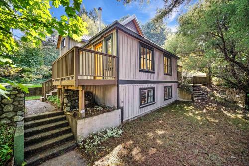 uma casa com uma escada que leva até ela em Sunwolf Riverside Cabins em Brackendale