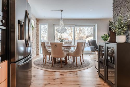 - une cuisine et une salle à manger avec une table et des chaises dans l'établissement Guestly Homes - 4BR Cozy Corporate Villa, à Piteå