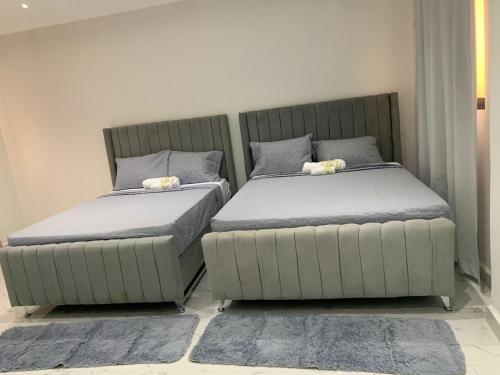 Duas camas sentadas uma ao lado da outra num quarto em HOTEL LUXURY VIP em Punta Rucia