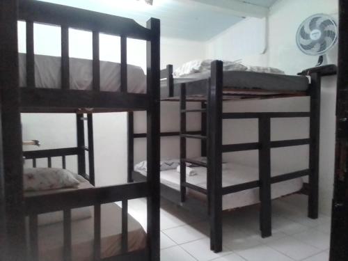 two sets of bunk beds in a room at Casa Wilson in Morro de São Paulo