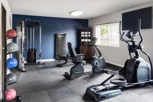 a gym with several exercise equipment in a room at Garner Hotel Auburn - Seattle by IHG in Auburn
