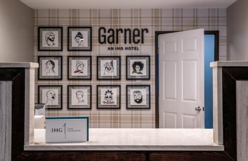 una camera con quadri incorniciati su una parete di Garner Hotel Auburn - Seattle, an IHG Hotel ad Auburn
