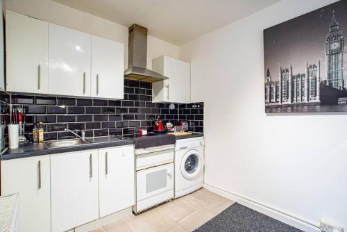 Una cocina o cocineta en Watford Central Serviced Apartments