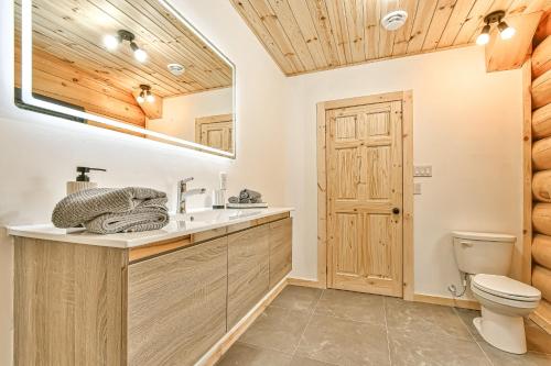 łazienka z umywalką i toaletą w obiekcie Le Chalet Enchanté w mieście Saint-Donat-de-Montcalm