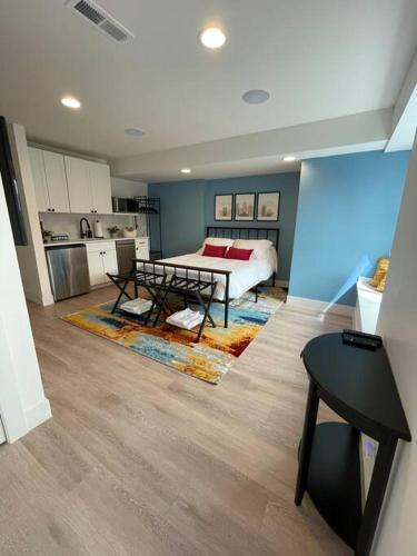 Η κουζίνα ή μικρή κουζίνα στο Private, cozy, suite by Mile High Stadium and Downtown Denver!