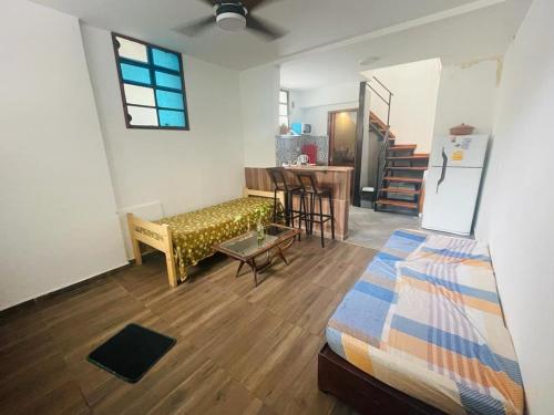 um quarto com uma cama, um sofá e uma mesa em Mini house con sol y luz em Buenos Aires