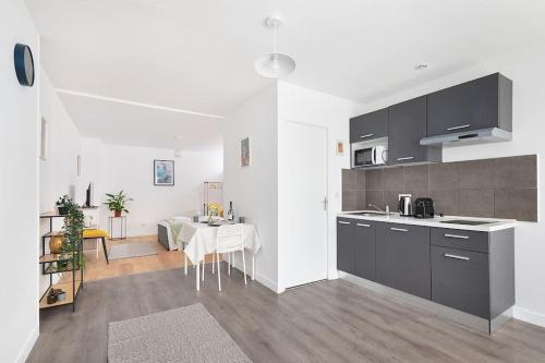 une cuisine avec une table et une salle à manger dans l'établissement Studio Cosy Paris/CDG/Expo/Stade, à Aulnay-sous-Bois
