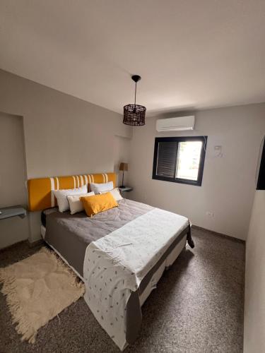 Schlafzimmer mit einem Bett und einem Fenster in der Unterkunft Departamento de Josefina in Santiago del Estero