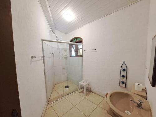 a bathroom with a shower and a sink at Casa Daslis Espaçosa e Bem Localizada in São Sebastião