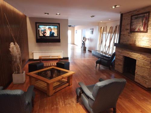 uma sala de estar com um sofá e uma lareira em Artemis I - BRC em San Carlos de Bariloche