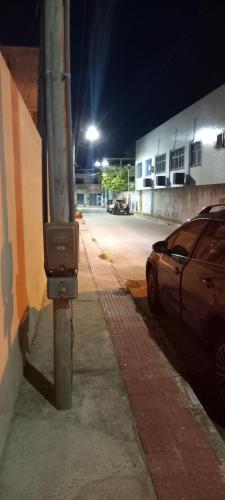 um carro estacionado ao lado de uma rua à noite em Casa Para Temporada - Cantinho da Cida em Serra