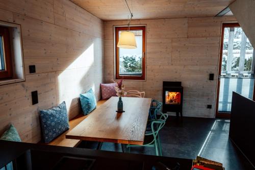 ein Esszimmer mit einem Tisch und einem Kamin in der Unterkunft Traumferienhaus 2 mit Sauna und Bergblick in Garmisch-Partenkirchen