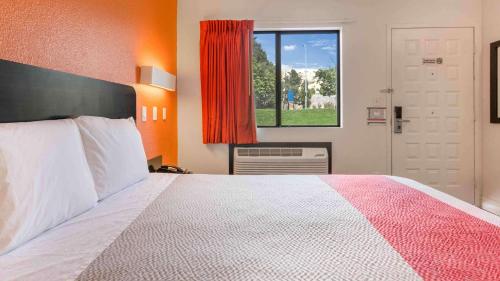 una camera da letto con un letto grande e una finestra di Motel 6-Fremont, CA - South a Fremont