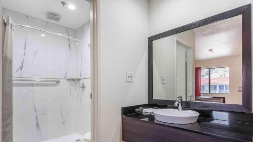 y baño con lavabo y ducha con espejo. en Motel 6-Fremont, CA - South, en Fremont