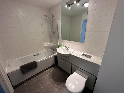 ein Badezimmer mit einem Waschbecken, einem WC und einer Badewanne in der Unterkunft Recently Refurbished Apt central MK FREE PARKING in Milton Keynes