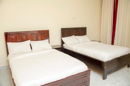 2 Betten in einem Zimmer mit in der Unterkunft Eziana palm hotels 