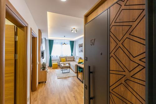 una puerta corredera que da a una sala de estar con sofá en Magic Mountain Apartment Zlatibor, en Zlatibor