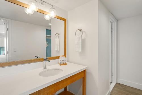 bagno con lavandino e specchio di Hadley Resort and Marina a Islamorada