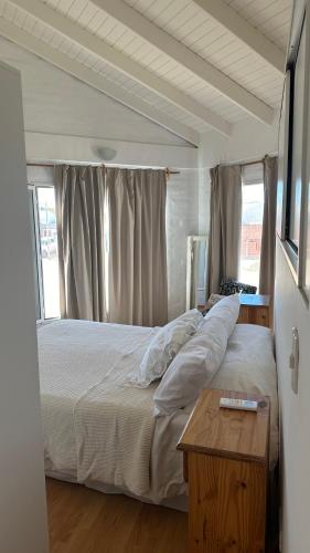 1 dormitorio con cama y mesa de madera en Duna zuriak en Playas Doradas