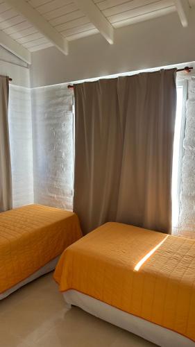 dos camas sentadas una al lado de la otra en una habitación en Duna zuriak en Playas Doradas